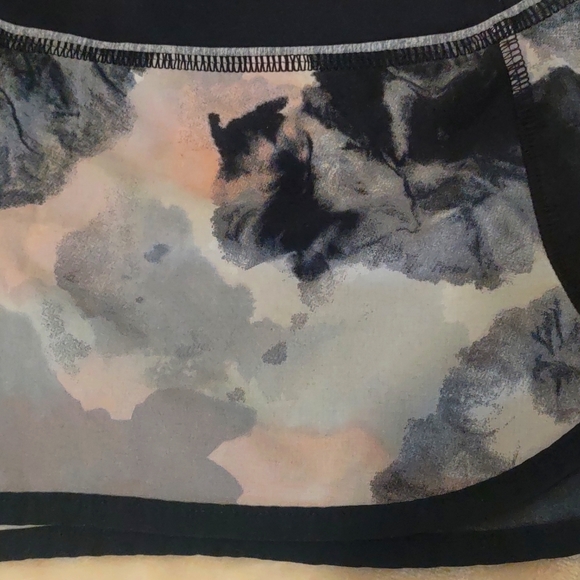 Lululemon Running Shorts Size 6 EUC - Picture 2 of 11